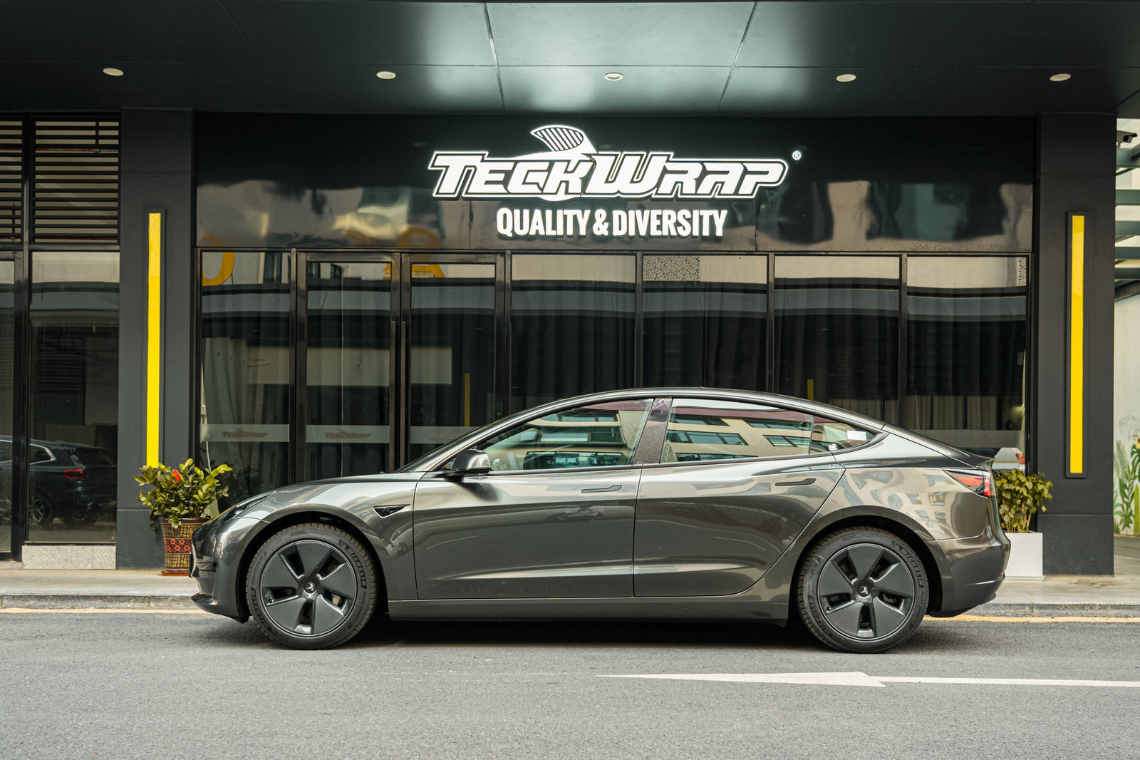 Vinyl wrapping Tesla door handle | TeckWrap