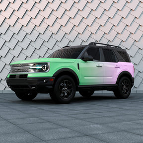 TeckWrap पर्पल से ग्रीन ग्रेडिएंट विनाइल रैप वाला SUV – स्टाइलिश लुक के लिए जीवंत रंगों के शेड्स को मिलाकर बनाया गया प्रिंटेड रैप डिज़ाइन।