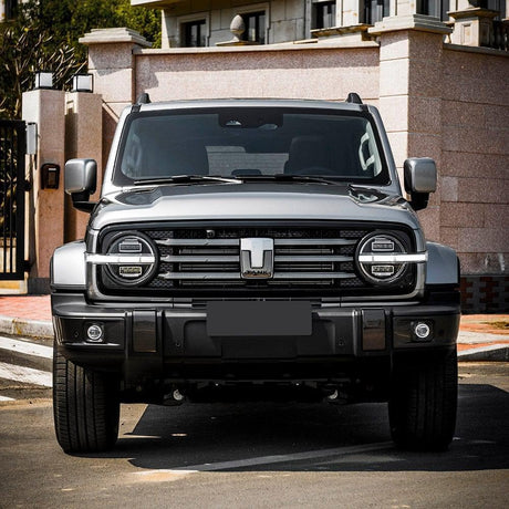 Frontal view of the Tank SUV in TeckWrap Gloss Arctic Silver (RB27-HD) Vinyl Wrap, emphasizing the full-body high-gloss silver finish for a powerful and modern presence.